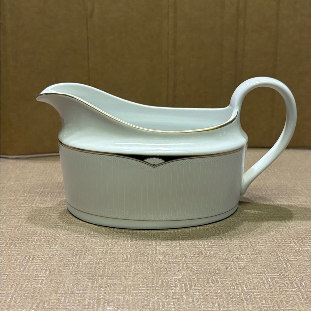 Oscar de la Renta gravy bowl